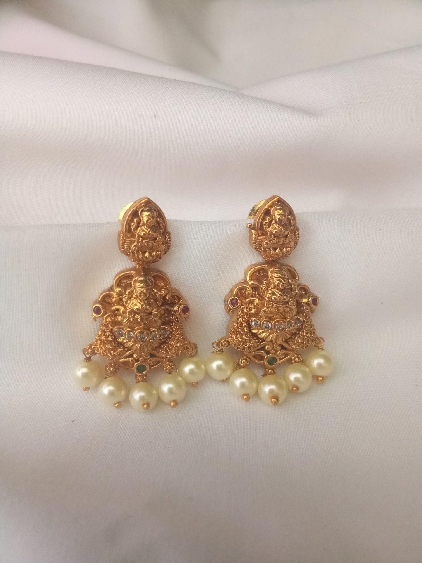 EARING-SHER84
